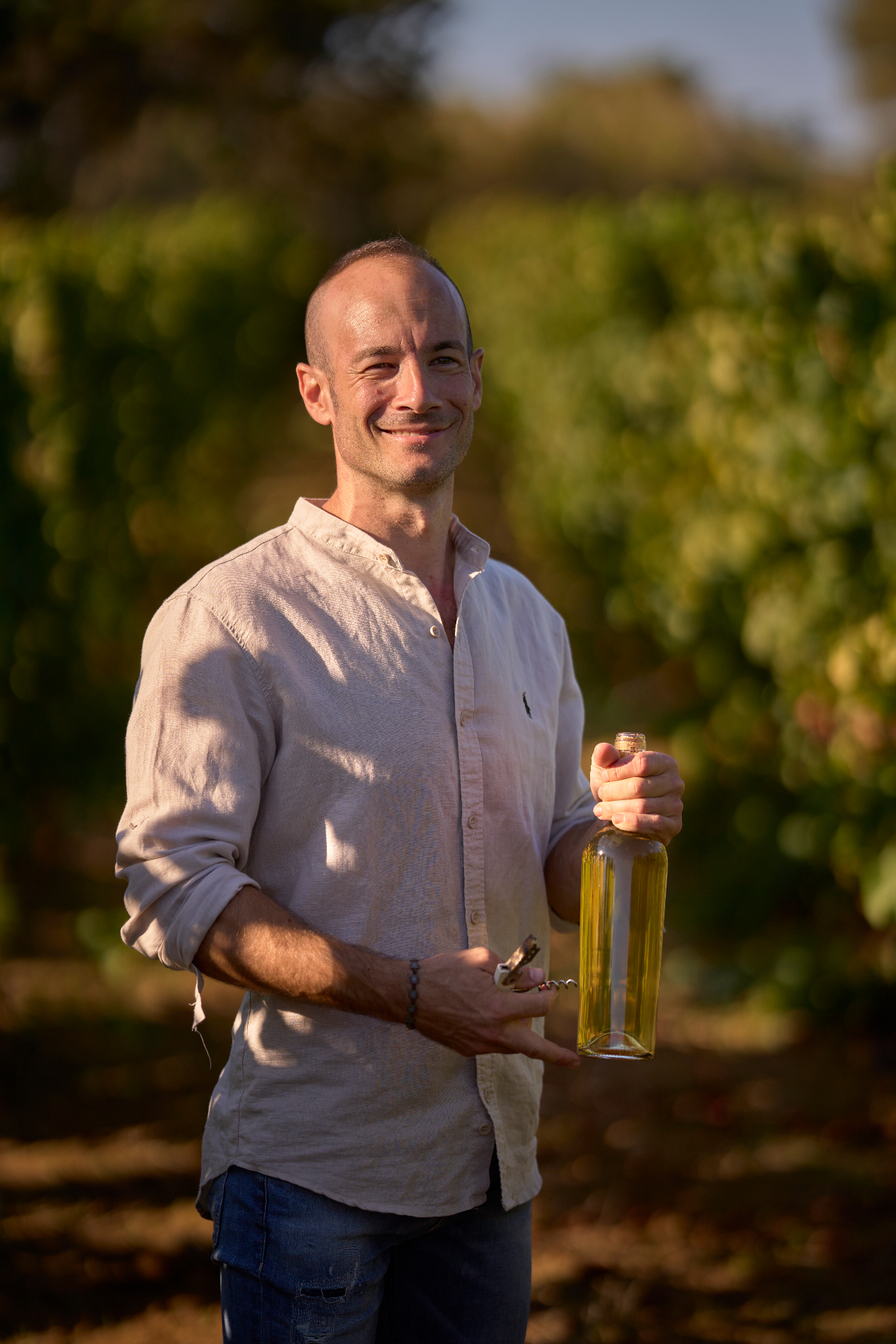 Cristian con bottiglia di vino