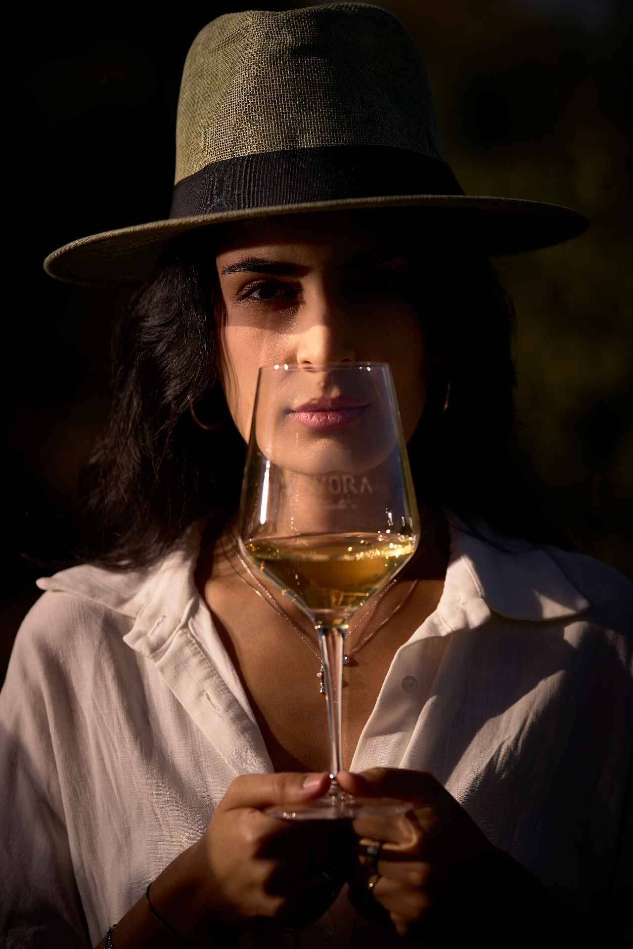 Donna con cappello tra i vigneti